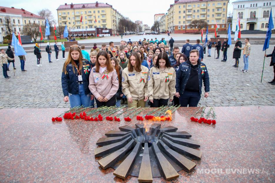 Фотосессия студенческих отрядов. Цветы в память о погибших. Фото своей славы. Сквер Слава труду Новокуйбышевск фото.