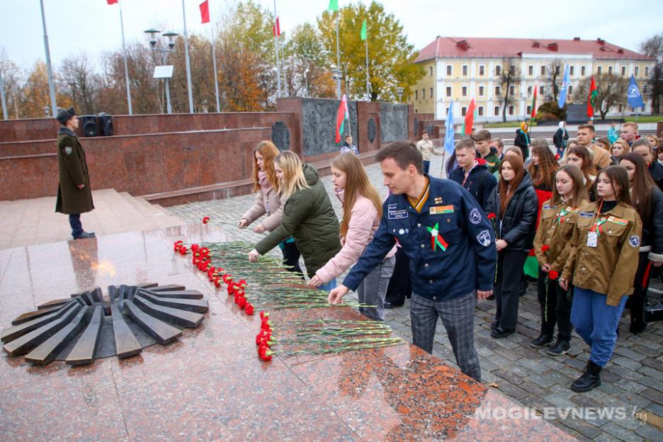 Возложение цветов. Возведение цветов к Вечному огню. Фотосессия студенческих отрядов. Цветы в память о погибших.